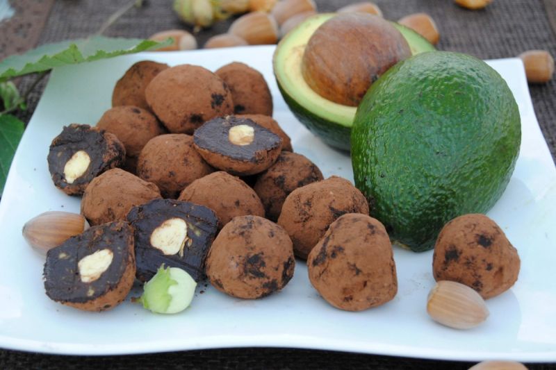 Trufle z awokado z orzeszkiem