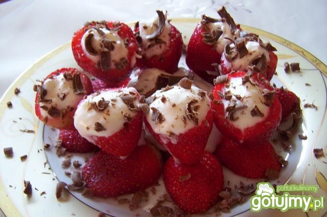 Truskawki nadziane bitą śmietaną i posyp
