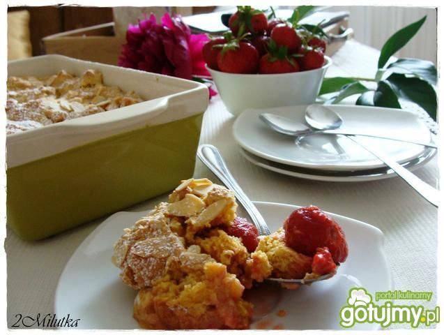 Truskawki pod biszkoptową pierzyną 