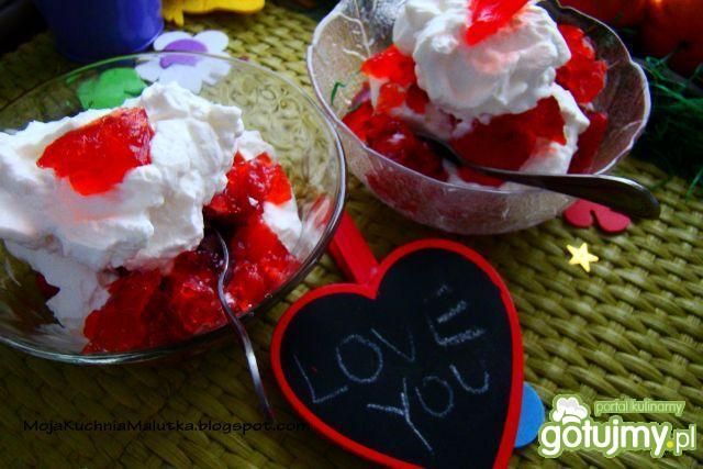 Truskawki w galarecie z bitą śmietaną 