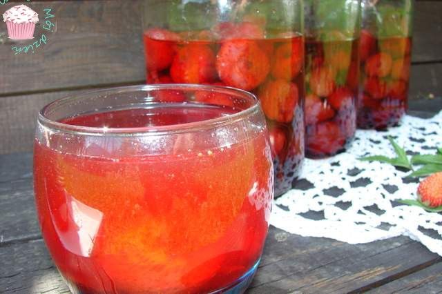 Truskawki w soku własnym z miętą Truskawki w soku własnym z miętą