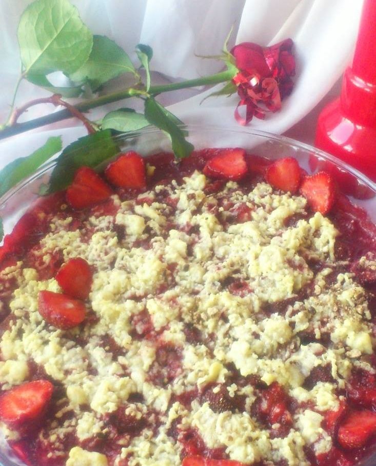 Truskawki z crumble z białą czekoladą i wanilą Truskawki z crumble z białą czekoladą i wanilą