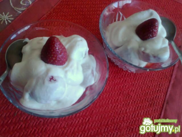 Truskawki z dodatkiem bitej śmietany