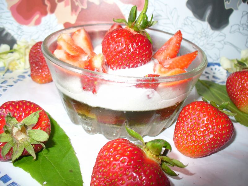 Truskawki z galaretką i ubitą  smietaną w proszku