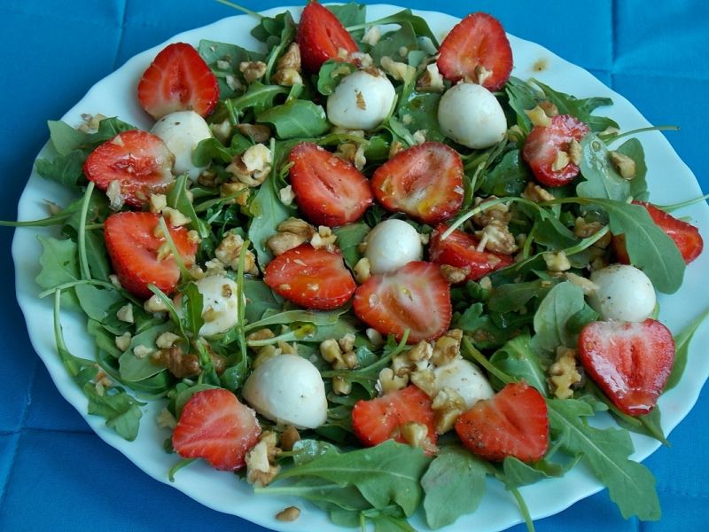 Truskawki z mozzarellą na rukoli Truskawki z mozzarellą na rukoli