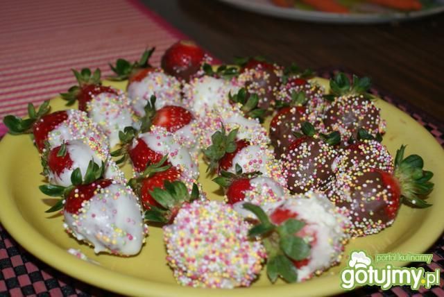 Truskawki z polewie z posypką Truskawki z polewie z posypką
