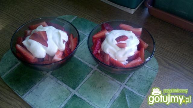 Truskawki z prawdziwą bitą śmietaną Truskawki z prawdziwą bitą śmietaną