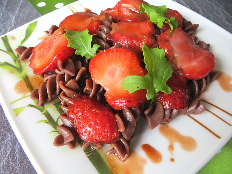 Truskawki z sosie balsamicznym z makaronem Truskawki z sosie balsamicznym z makaronem