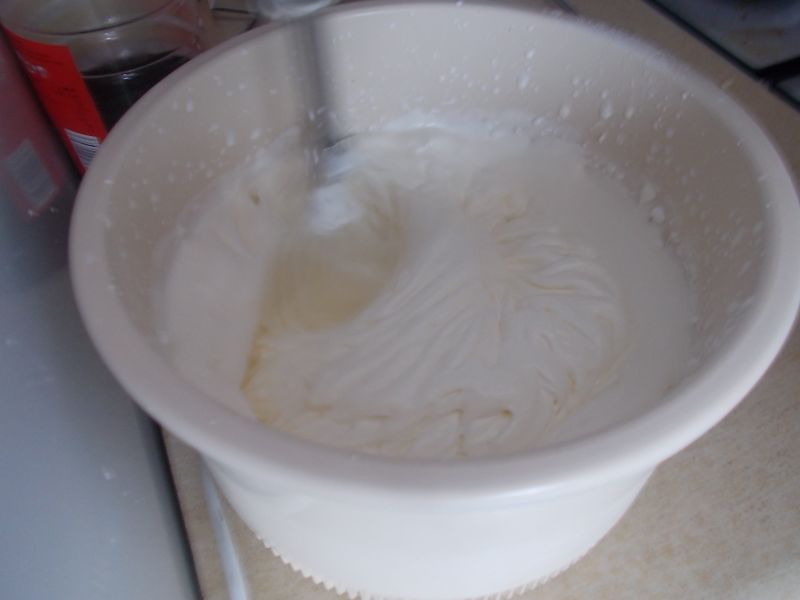 Truskawkowa pianka na śmietanie z białą czekoladą