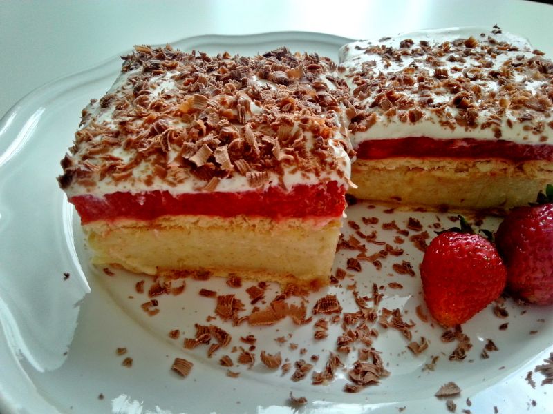 Truskawkowe ciasto na herbatnikach