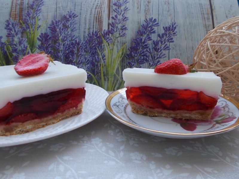 Truskawkowe ciasto na zimno