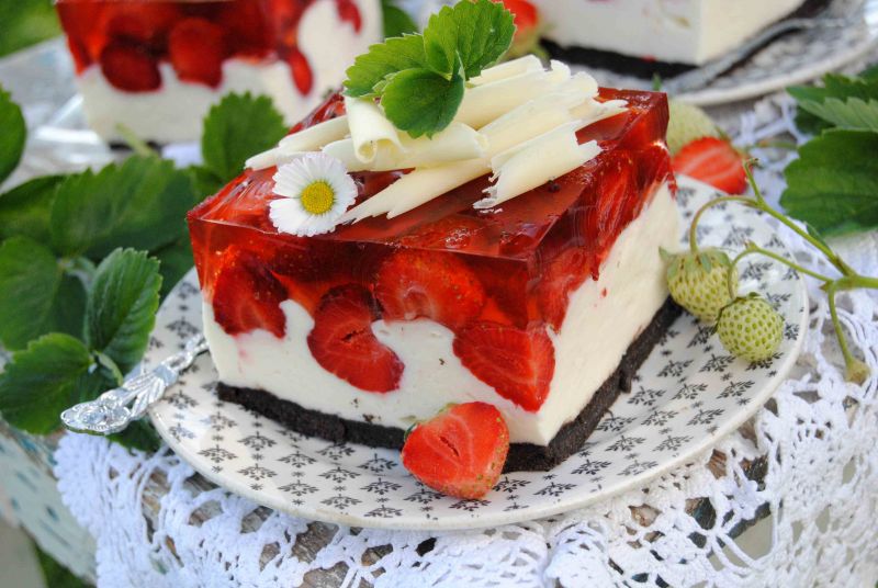 Truskawkowe ciasto oreo z białą czekoladą Truskawkowe ciasto oreo z białą czekoladą