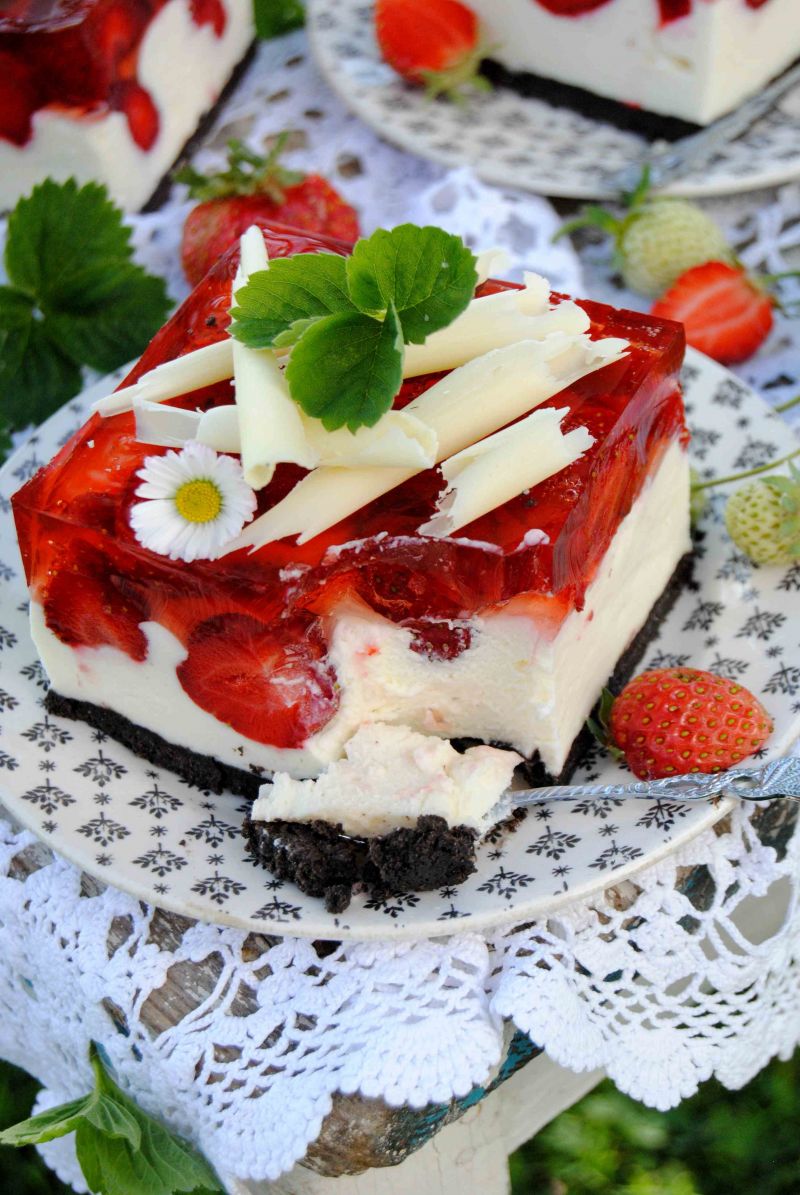 Truskawkowe ciasto oreo z białą czekoladą Truskawkowe ciasto oreo z białą czekoladą