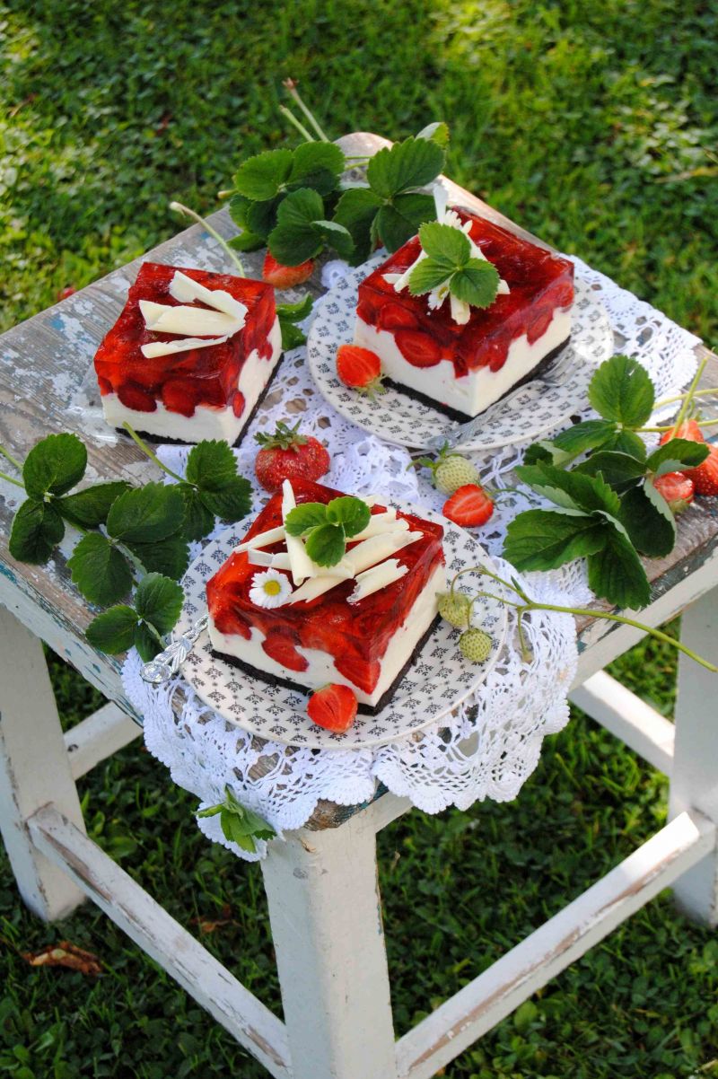 Truskawkowe ciasto oreo z białą czekoladą Truskawkowe ciasto oreo z białą czekoladą