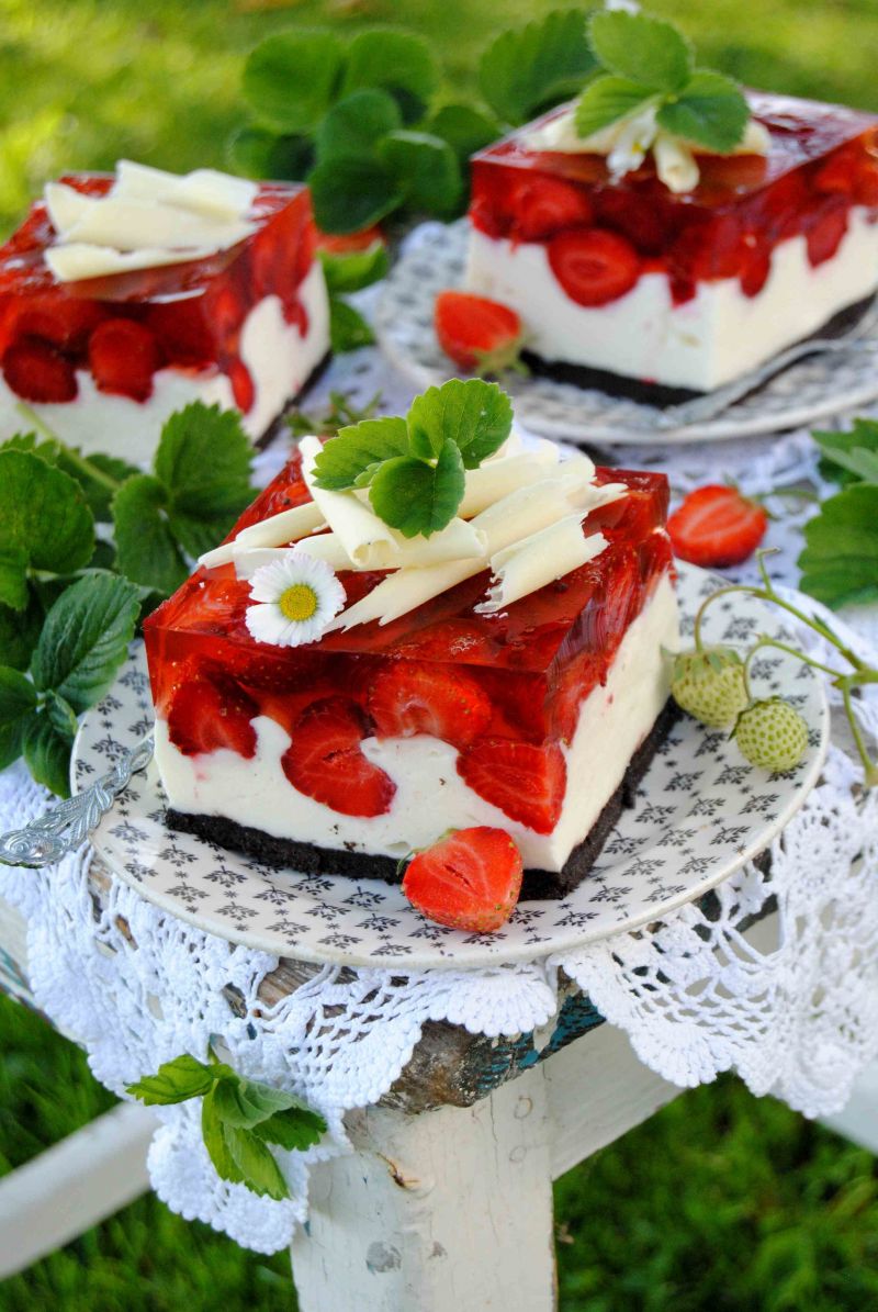 Truskawkowe ciasto oreo z białą czekoladą Truskawkowe ciasto oreo z białą czekoladą