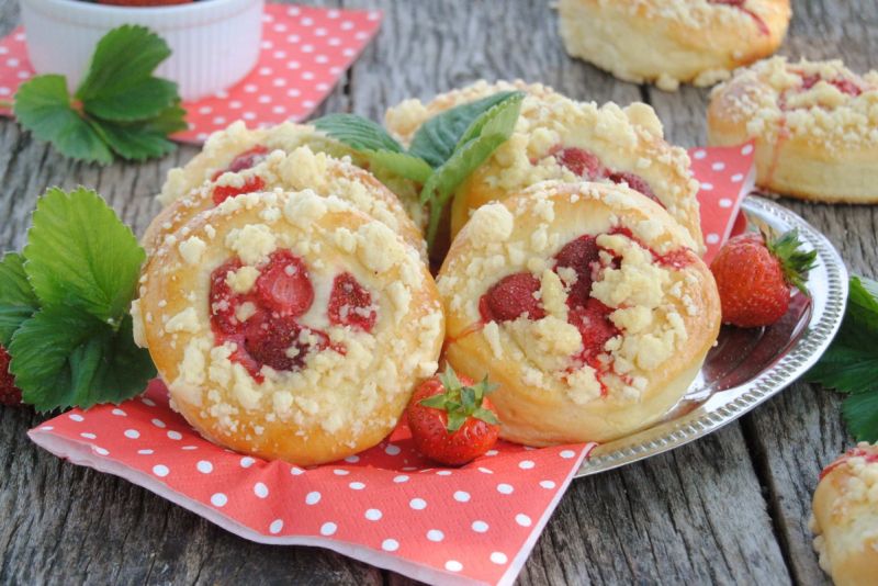 Truskawkowe drożdżówki  Truskawkowe drożdżówki