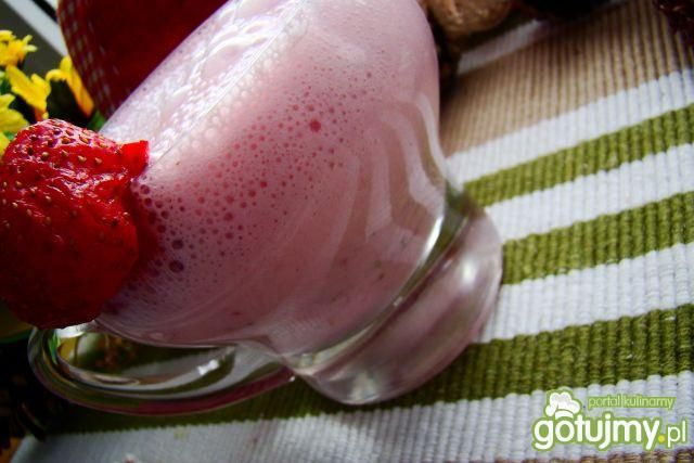 Truskawkowe mleczko z cukrem brązowym 