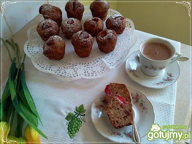 Truskawkowe muffinki z truskawką Truskawkowe muffinki z truskawką