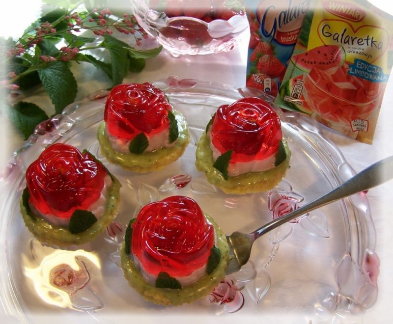 Truskawkowe różyczki na jaglanym spodzie