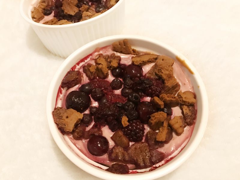 Truskawkowe serniczki na ciasteczkowym spodzie Truskawkowe serniczki na ciasteczkowym spodzie