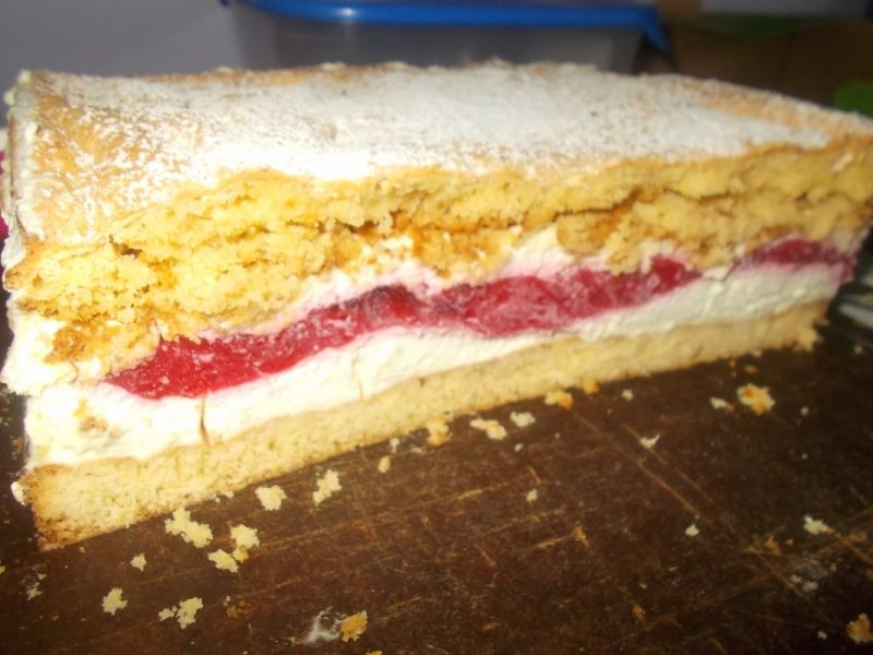 Truskawkowiec ze śmietanką cytrynową 