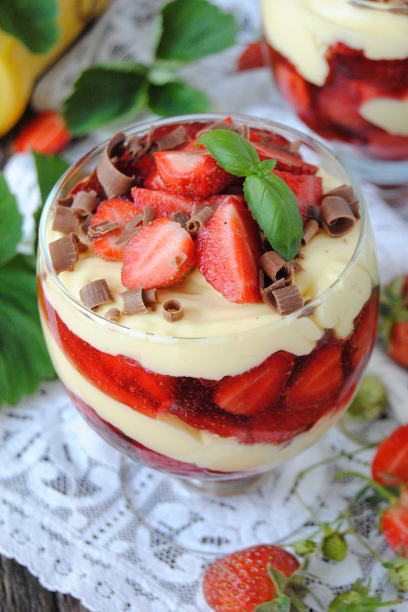 Truskawkowo- advocatowy deser Truskawkowo- advocatowy deser