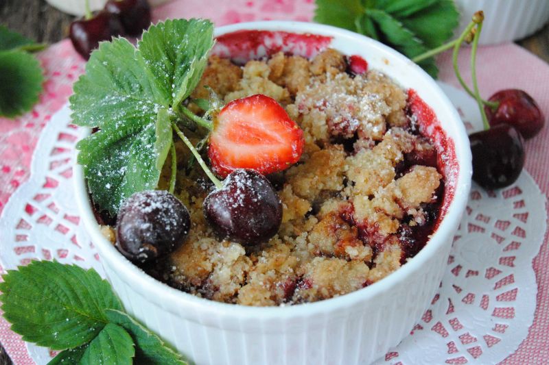 Truskawkowo- czereśniowe crumble Truskawkowo- czereśniowe crumble