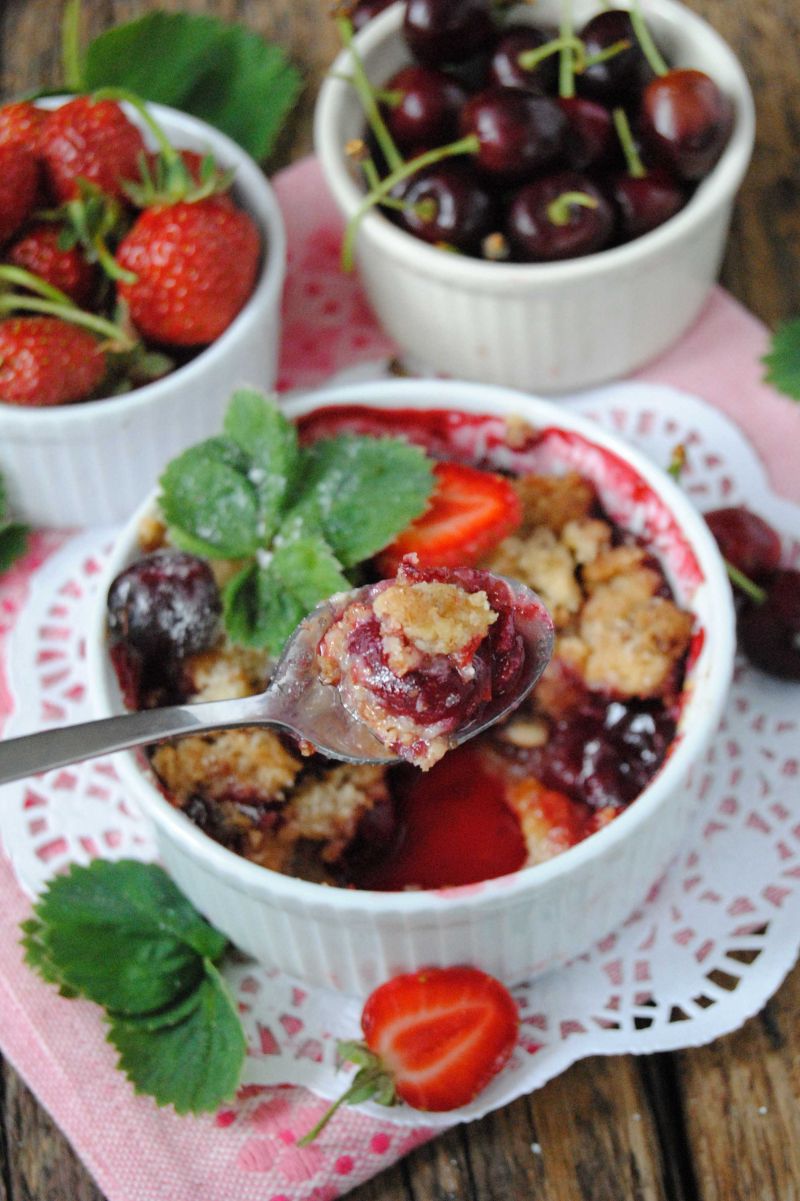 Truskawkowo- czereśniowe crumble Truskawkowo- czereśniowe crumble