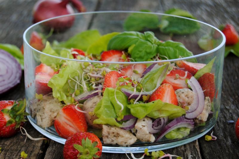 Truskawkowo- kurczakowa sałatka