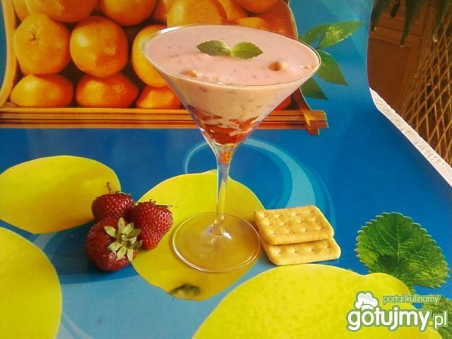 Truskawkowo miętowa  pianka z maślanki. Truskawkowo miętowa  pianka z maślanki.