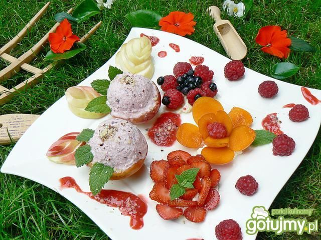 Truskawkowo orzechowe lody w deserze