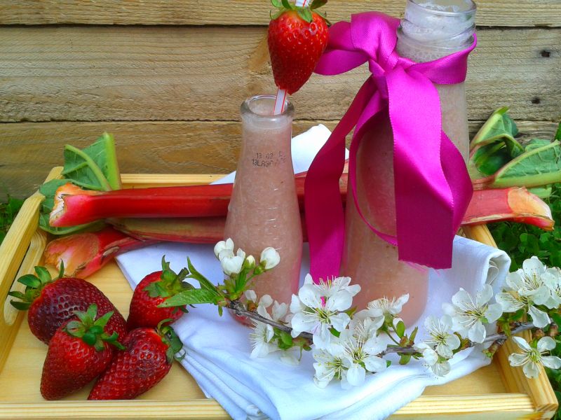 Truskawkowo-rabarbarowa lemoniada Truskawkowo-rabarbarowa lemoniada