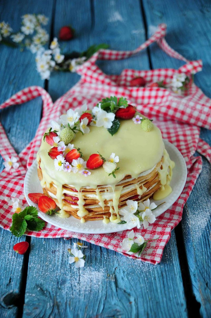 Truskawkowo- rabarbarowy tort naleśnikowy Truskawkowo- rabarbarowy tort naleśnikowy