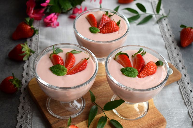 Truskawkowy budyń jaglany z jogurtem naturalnym Truskawkowy budyń jaglany z jogurtem naturalnym