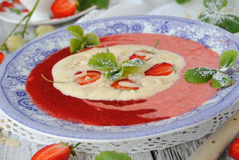 Truskawkowy chłodnik z koglem moglem