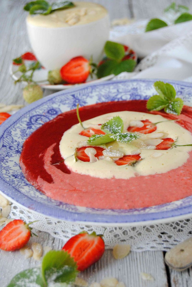 Truskawkowy chłodnik z koglem moglem