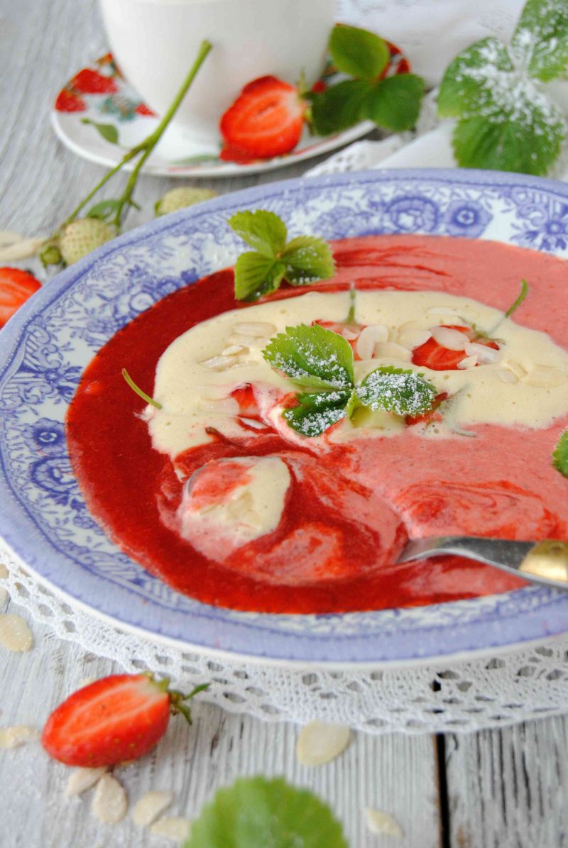 Truskawkowy chłodnik z koglem moglem