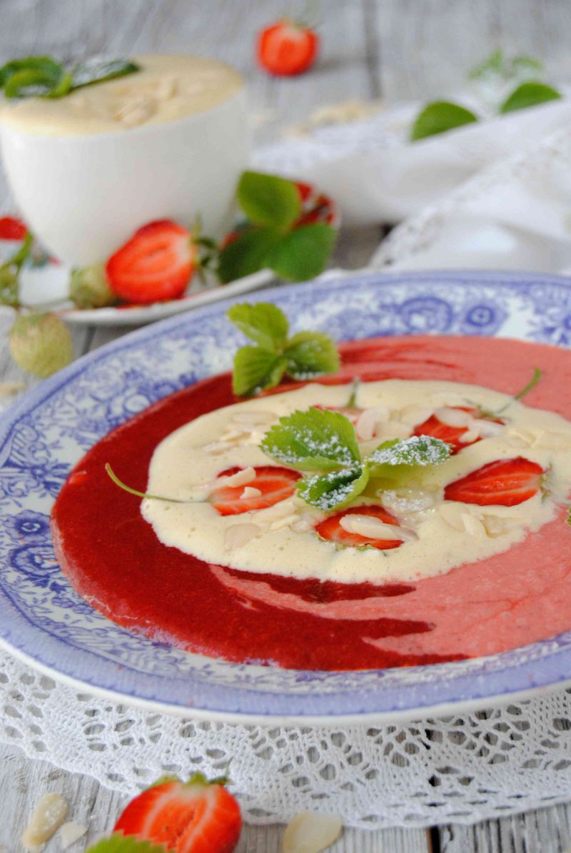 Truskawkowy chłodnik z koglem moglem