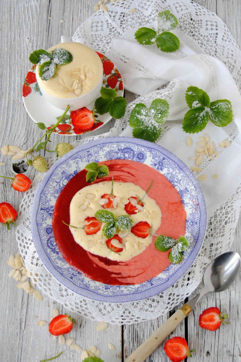 Truskawkowy chłodnik z koglem moglem