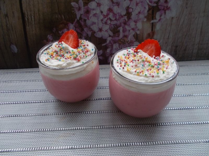 Truskawkowy deser jogurtowy