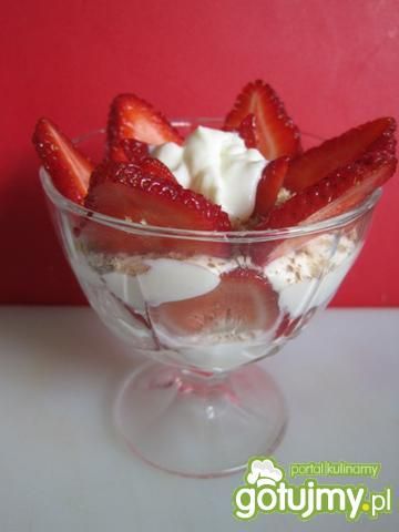 truskawkowy deser z bitą śmietaną