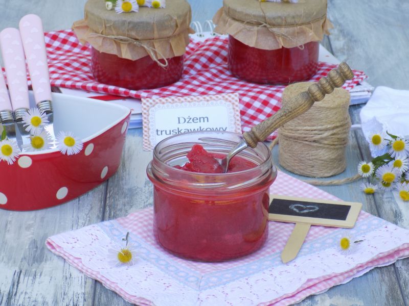 Truskawkowy dżem z białą czekoladą Truskawkowy dżem z białą czekoladą