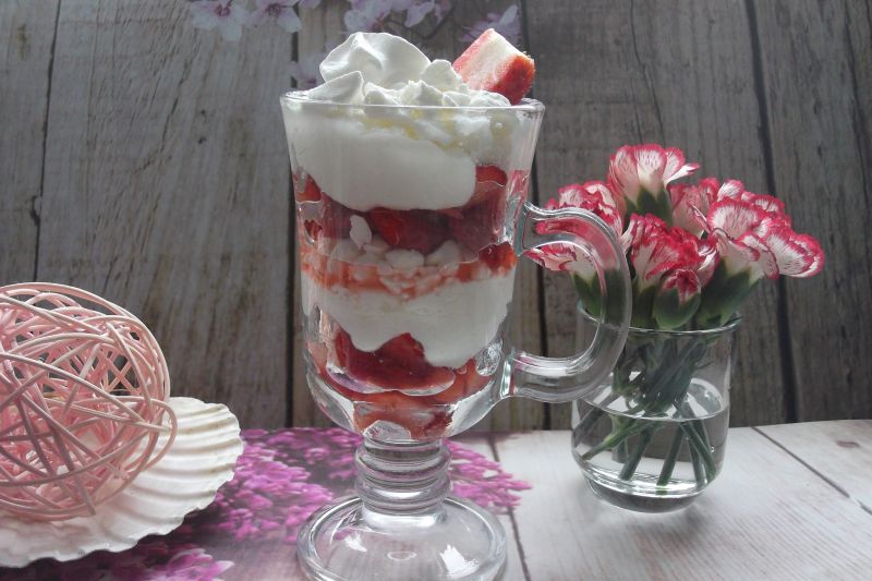 Truskawkowy Eton Mess