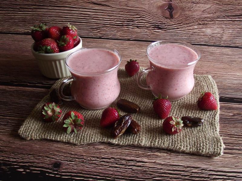 Truskawkowy koktajl z daktylami