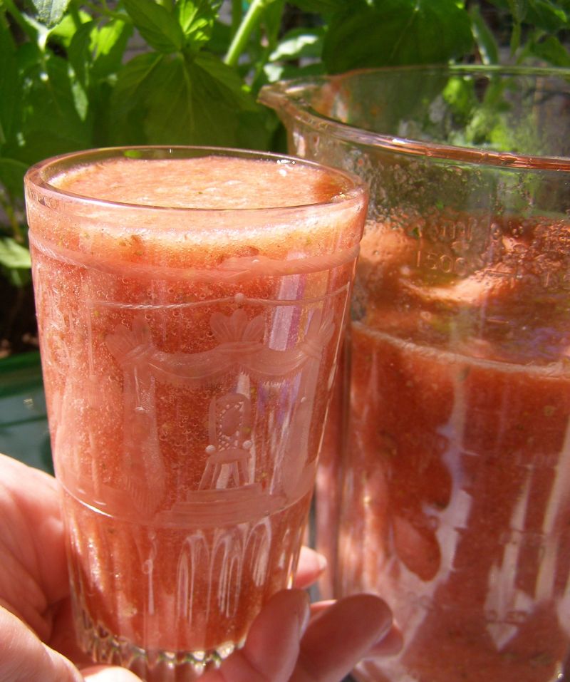 Truskawkowy koktajl z mietą i siemieniem lnianym