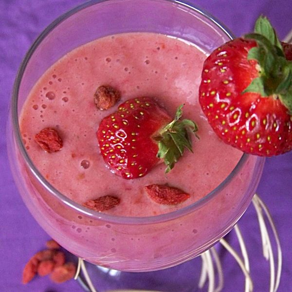 Truskawkowy koktajl z owocami goji