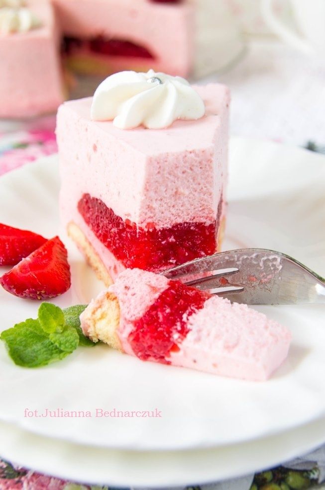 Truskawkowy puch - sernik na zimno 