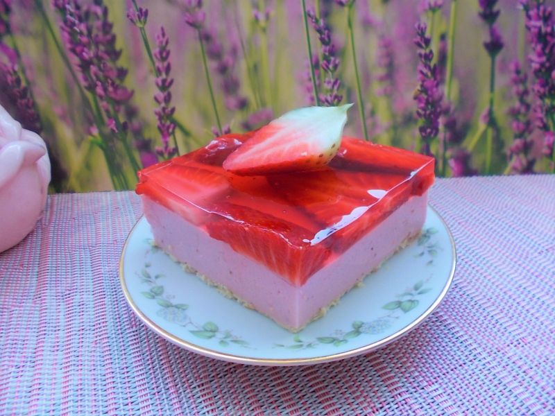 Truskawkowy sernik na zimno