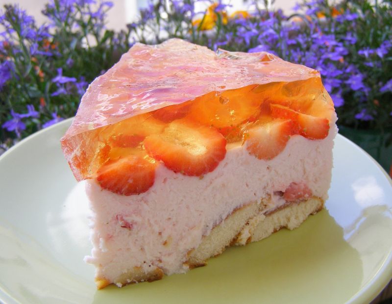 Truskawkowy sernik na zimno na biszkoptach