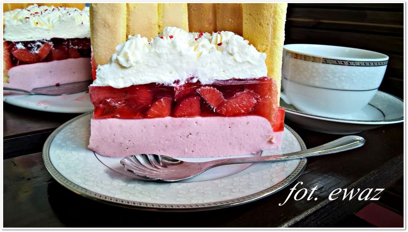 Truskawkowy sernik na zimno z bitą śmietaną Truskawkowy sernik na zimno z bitą śmietaną